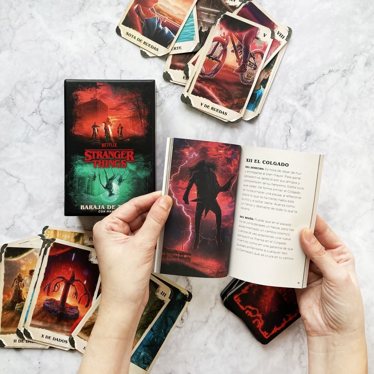 Stranger Things. Baraja de tarot con manual 3