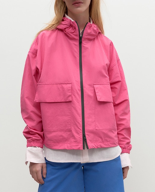 Imagen 0 de Chaqueta corta de mujer con cierre de cremallera y capucha.