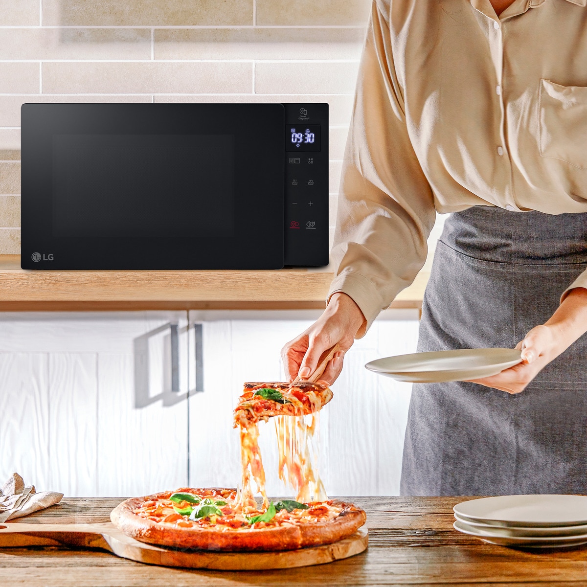 Microondas LG con grill, 20 litros - MH6032GAS Negro-14