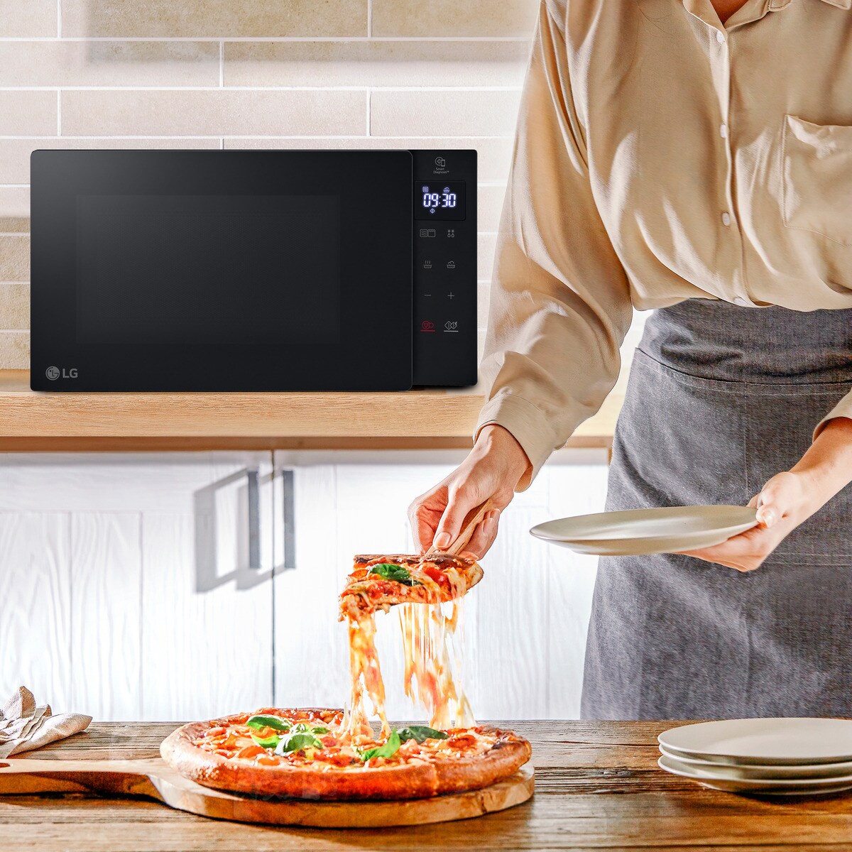 Microondas LG 20 litros, grill, 700 w- MH6032GAS Negro-14