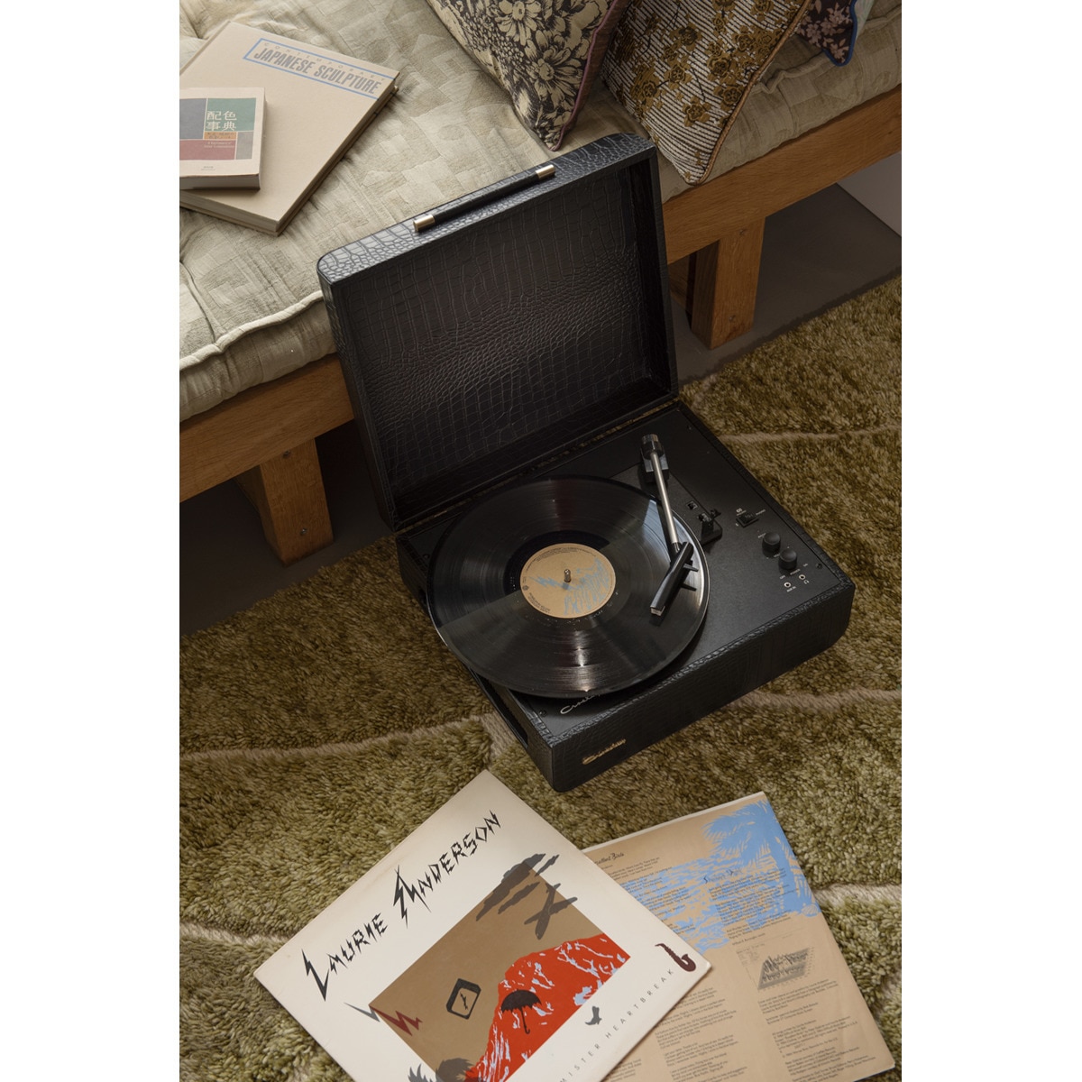 Tocadiscos Crosley Mercury acabado simil cocodrilo negro 6