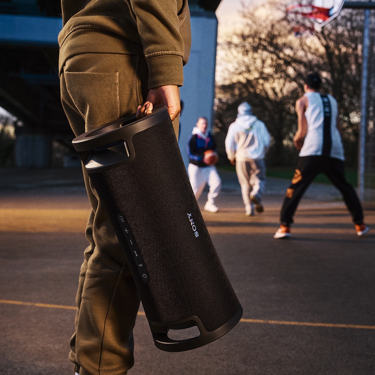 Altavoz portátil Sony ULT FIELD 7 con ULT POWER SOUND, Deep bass, 30h batería, IP67, resistente al agua, iluminación, micrófono, audio-in, negro Negro-13