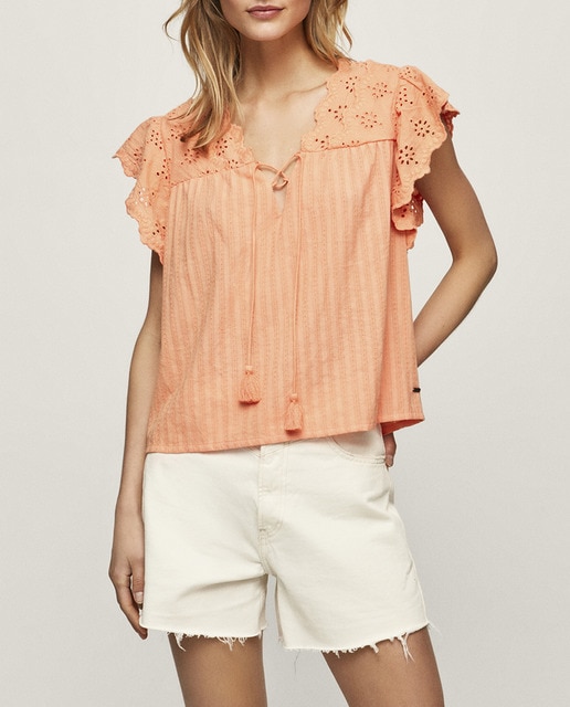 Imagen 0 de Top de mujer con detalles calados en canesú y manga mariposa