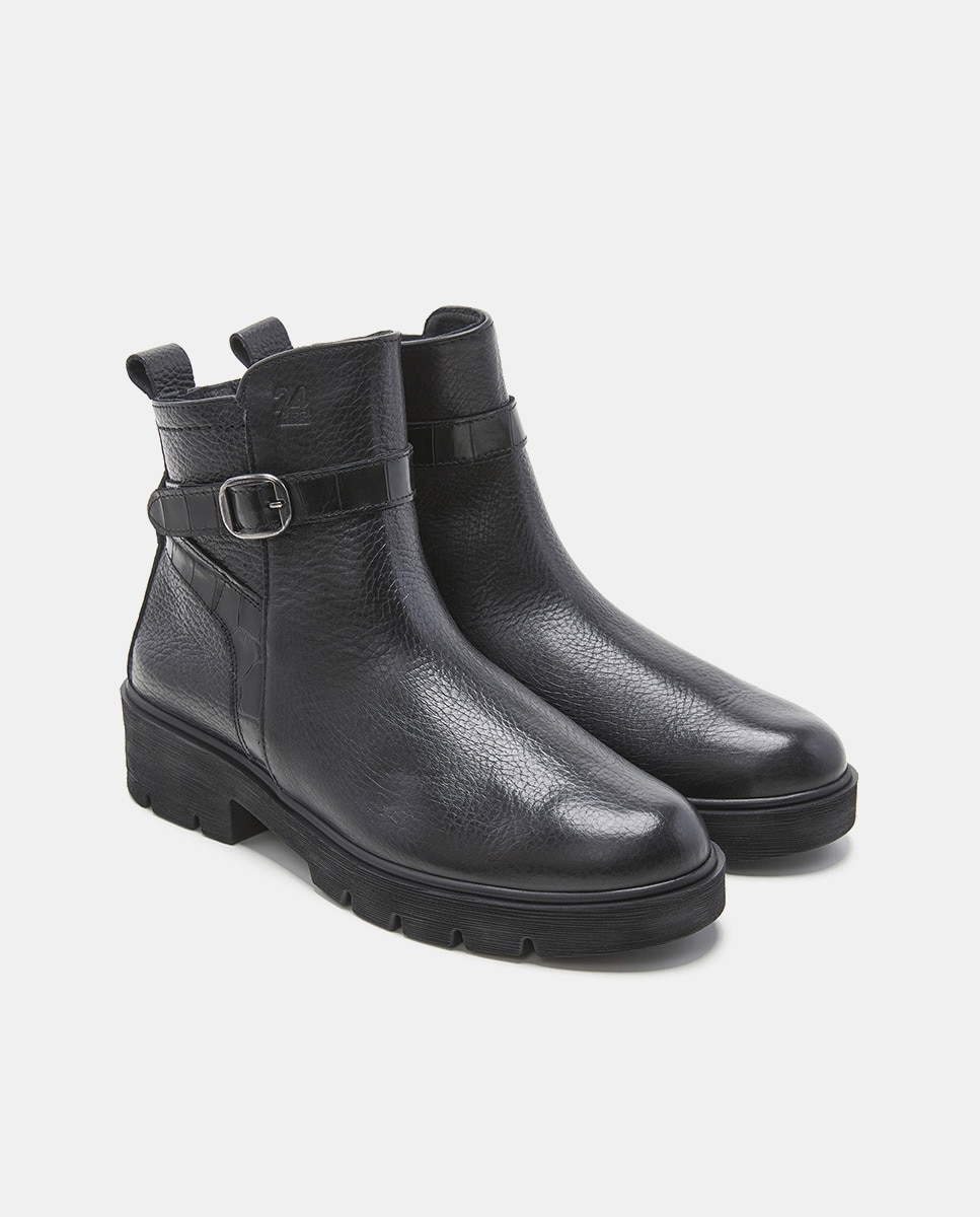 Botins em Napa Tipo Couro com Detalhe em Pele Croco e Fivela Preto-2