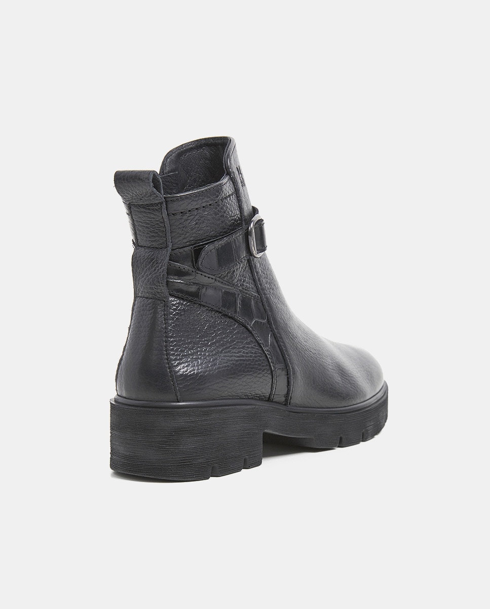 Botins em Napa Tipo Couro com Detalhe em Pele Croco e Fivela Preto-3