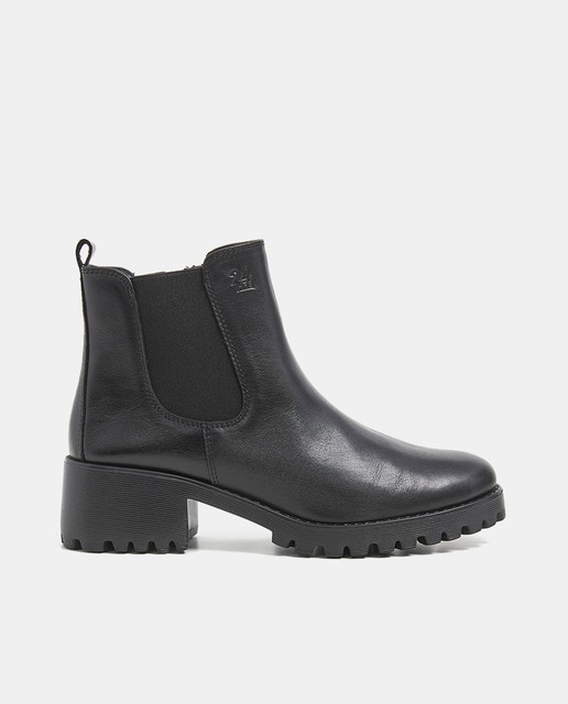 Imagen 0 de Botines tipo Chelsea en piel negra con suela track