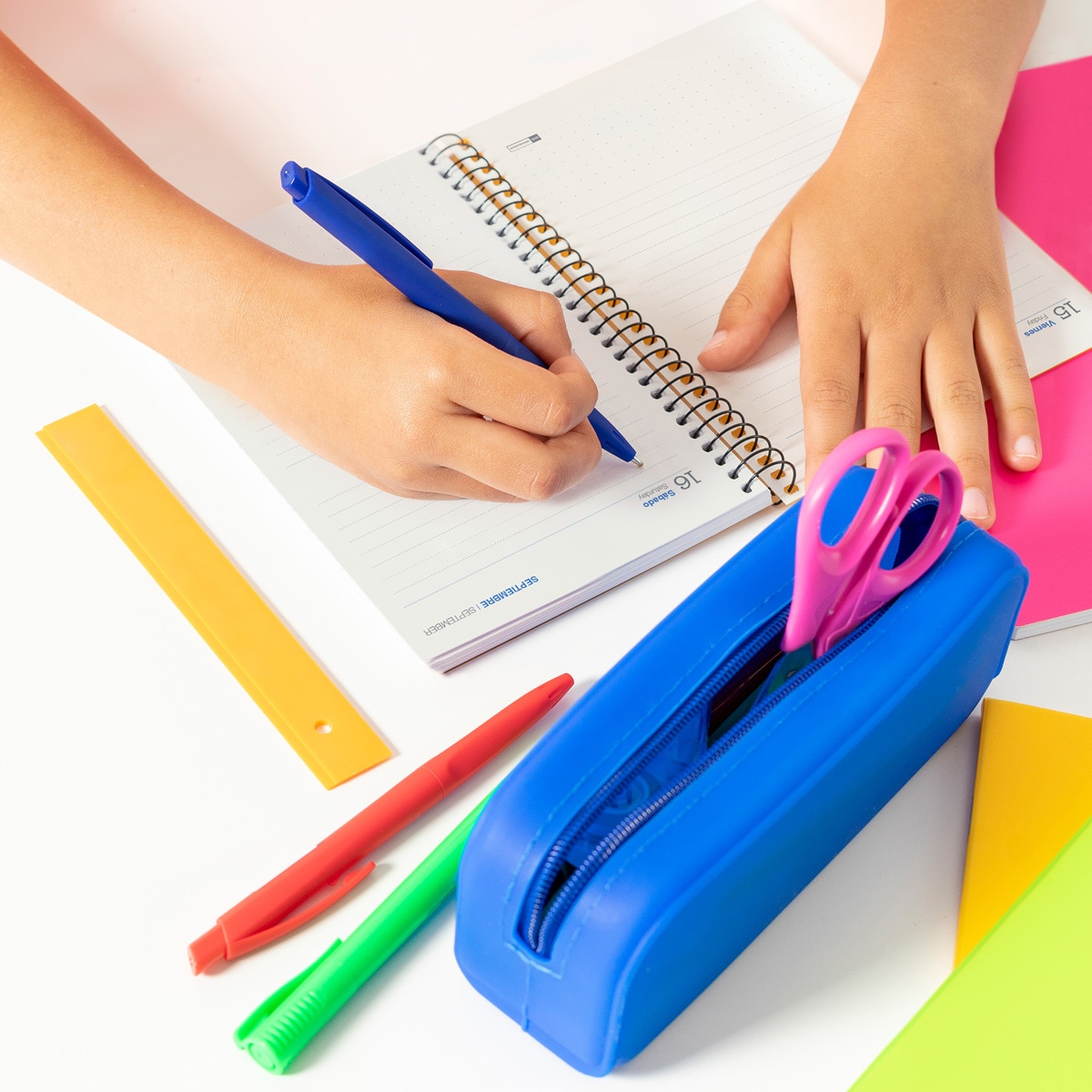 Agenda escolar 2024-2025 activa dia página Recycled Rainbow Miquelrius Castelhano e Inglês Multicolor-9