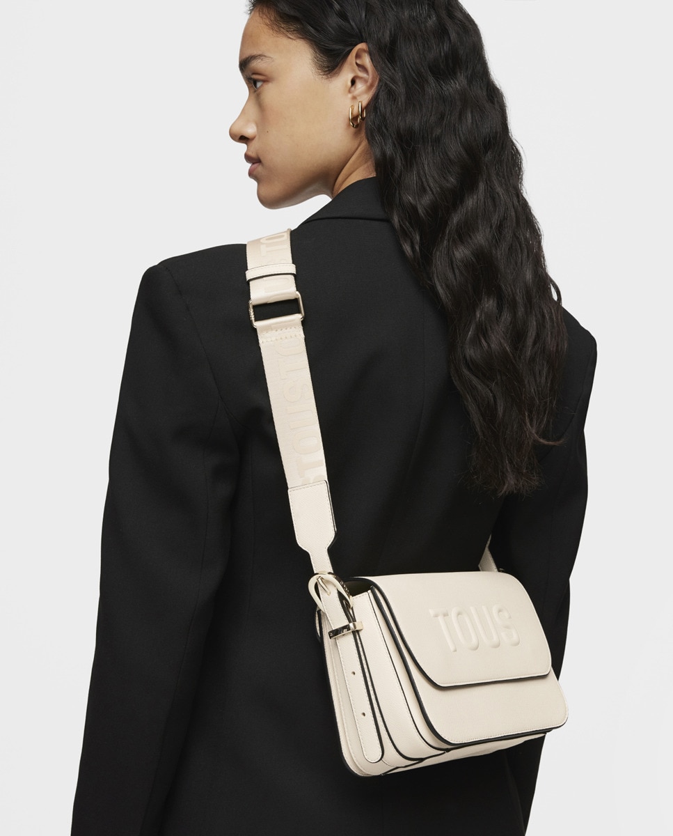 Bolso bandolera mediano con cierre de botón imantado y solapa. - Tous - Beige Beige-2