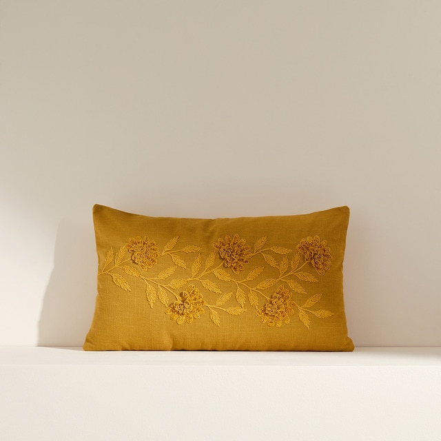 Imagem 0 de Almofada Decorativa Retangular Bordada Yves
