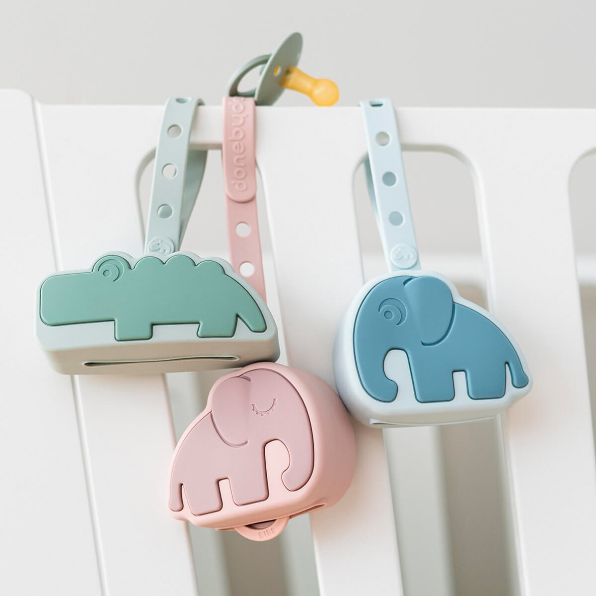 Portachupetes de silicona Done by Deer Azul claro-5