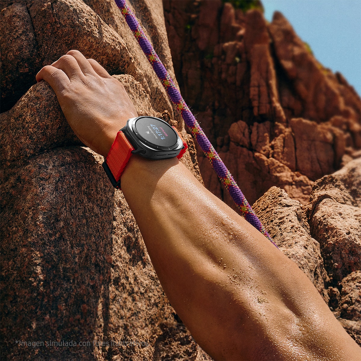 Samsung Galaxy Watch Ultra con caja Titanio y correa gris oscuro