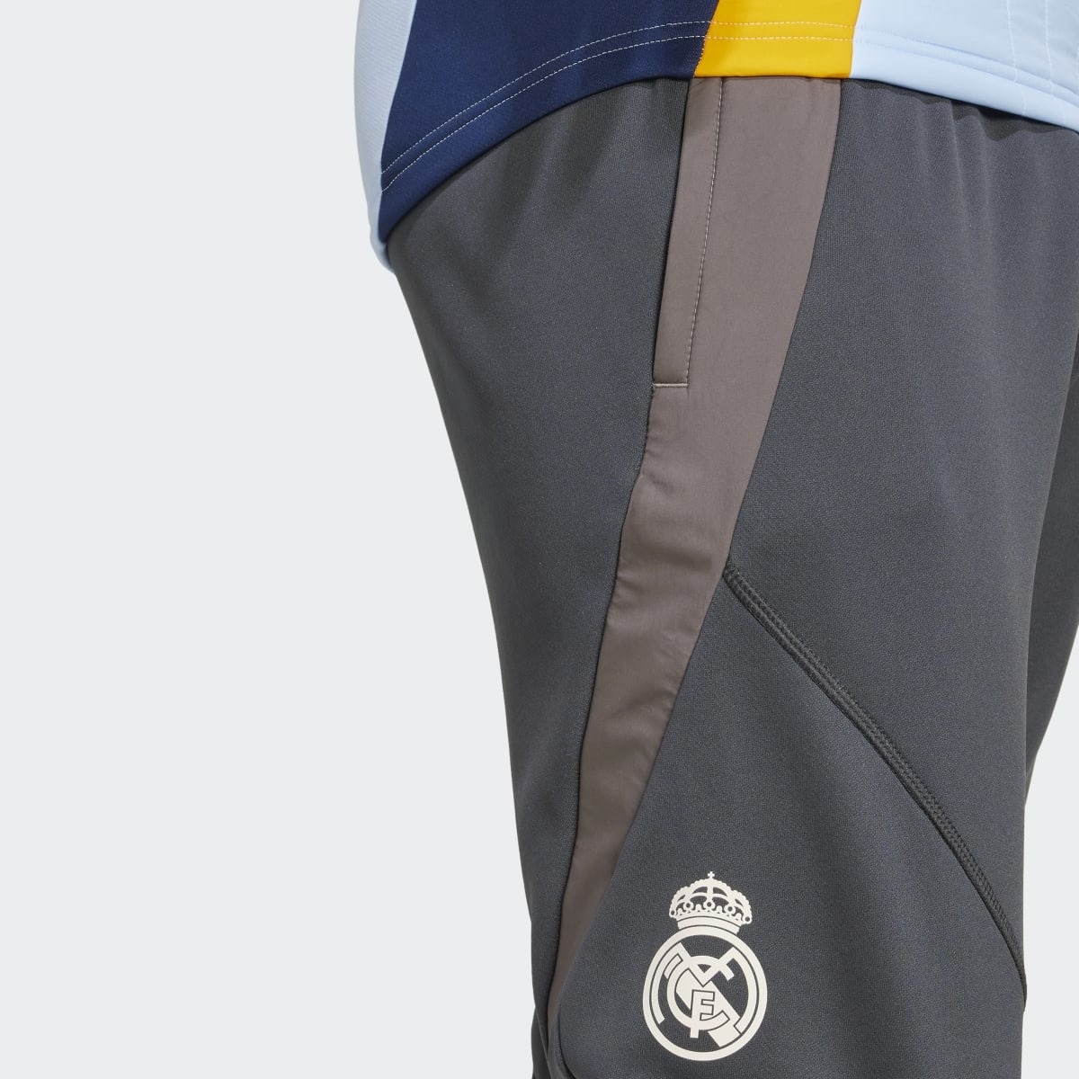 Calças de Homem Real Madrid Winterized Cinzento-4