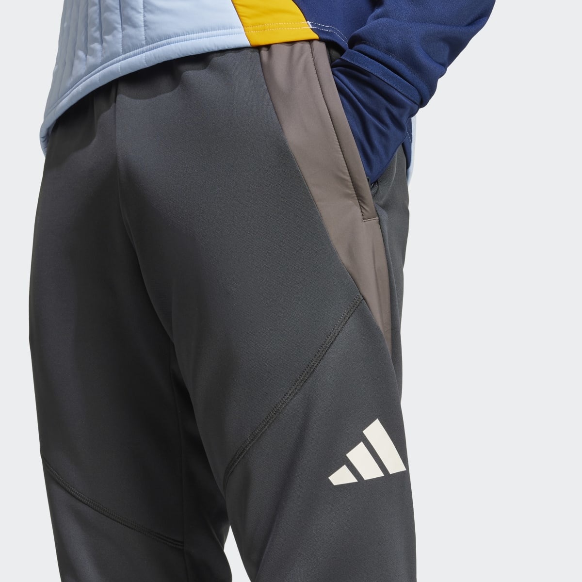 Calças de Homem Real Madrid Winterized Cinzento-3