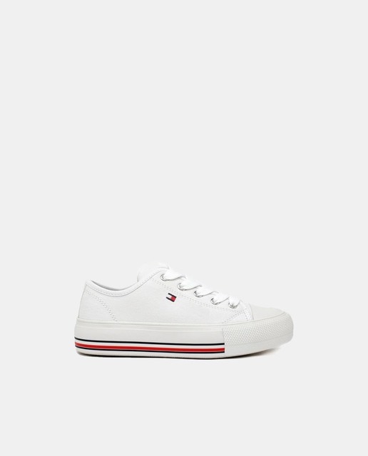 Imagen 0 de Zapatillas de niña en blanco bajas tipo casco de lona con logotipo lateral y suela volumen