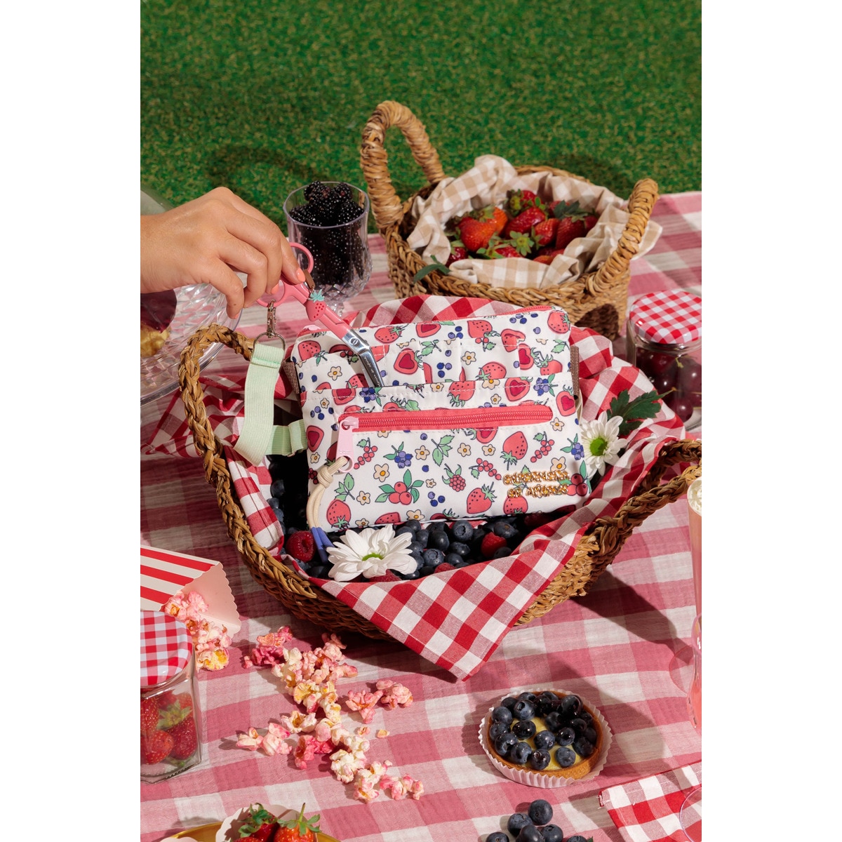 Fanny bag Enfermera en apuros Strawberry 2