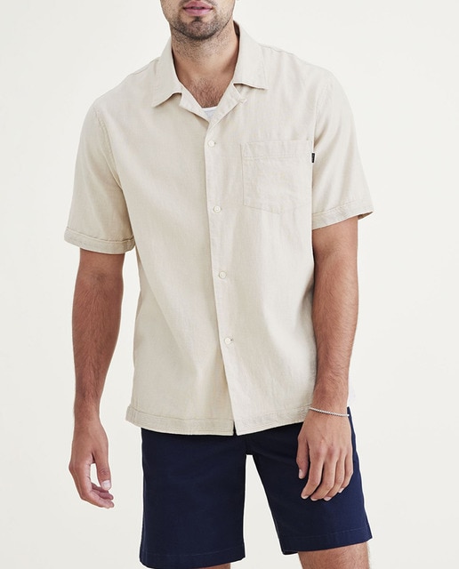 Imagen 0 de Camisa de hombre de manga corta blanca color beige. Tejido con algodón y lino. Cuello estilo cubano y bolsillo en el pecho