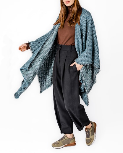 Imagen 0 de Capa en azul con detalles deshilachados