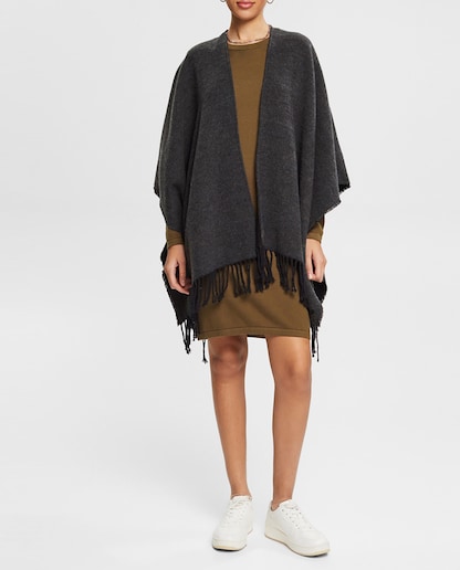 Imagen 0 de Capa de punto en gris oscuro con flecos