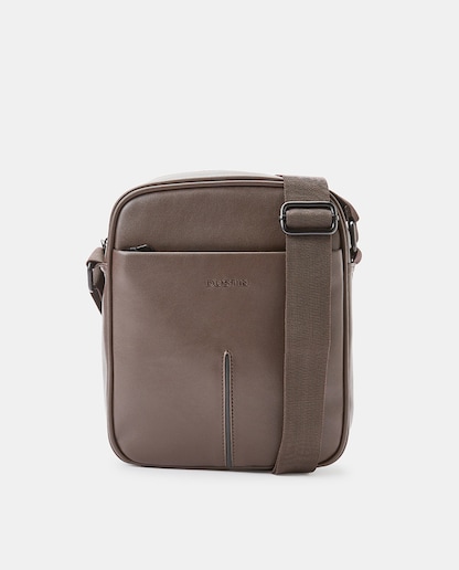 Imagen 0 de Bandolera en marrón con bolsillo exterior