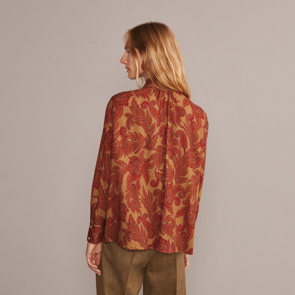 Camisa de Mulher com All Over Print e Laço Verde pardo-3
