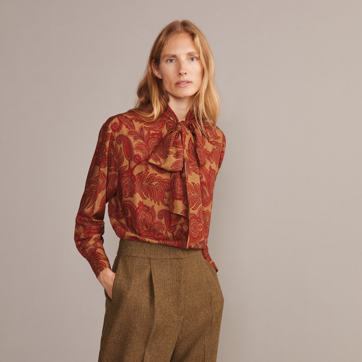Camisa de Mulher com All Over Print e Laço Verde pardo-2