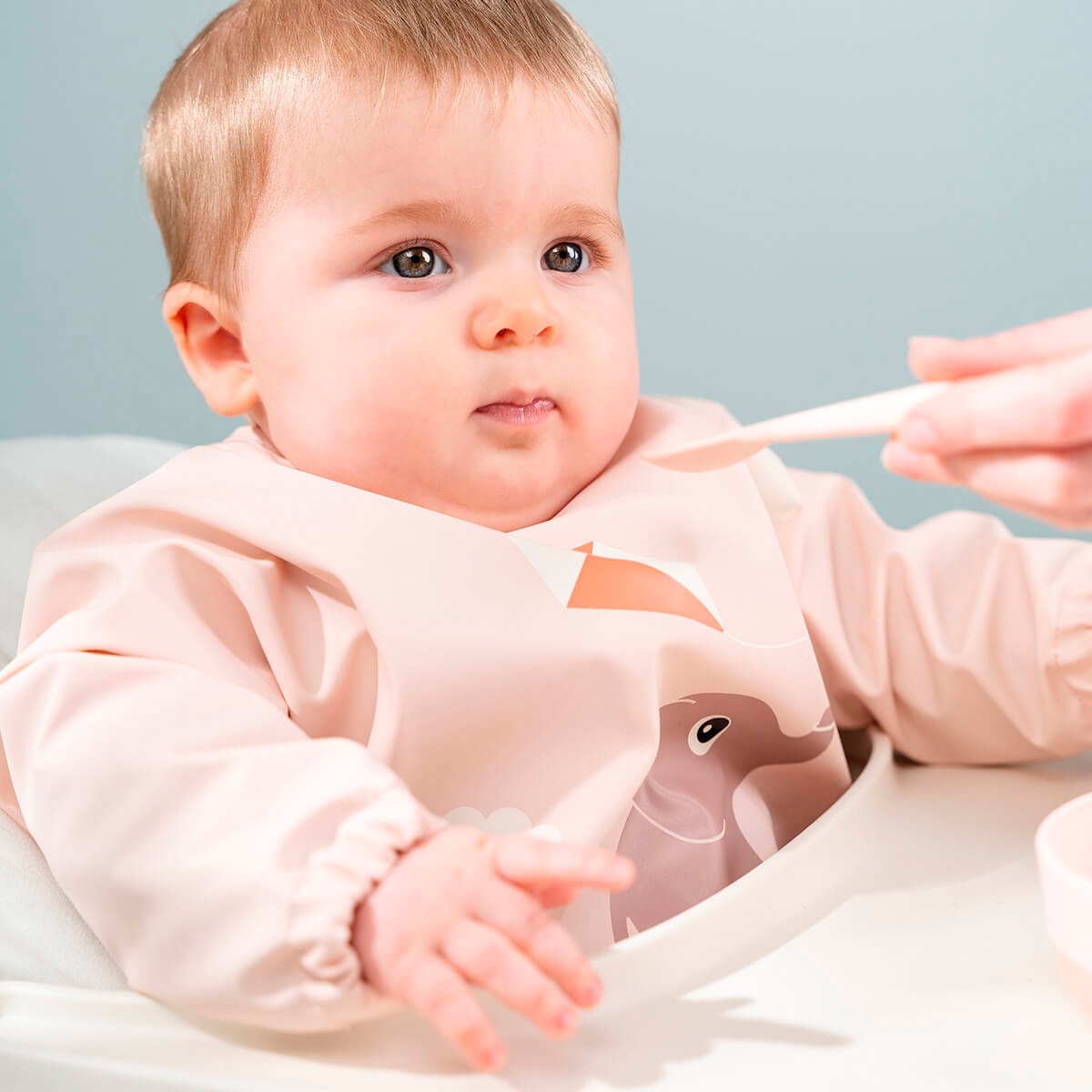 Babero impermeable Done by Deer con bolsillo recoge migas y mangas playground Azul claro-7