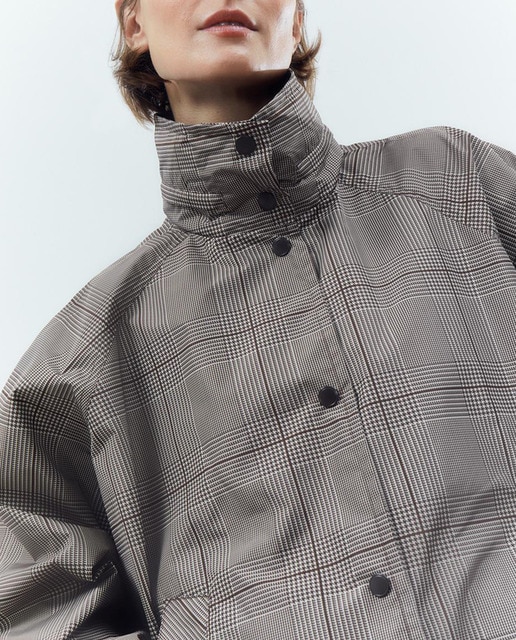 Imagen 0 de Capa de lluvia estampado cuadros de mujer