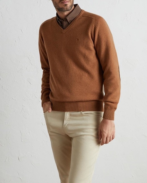 Imagen 0 de Jersey básico de lambswool con cuello pico de hombre