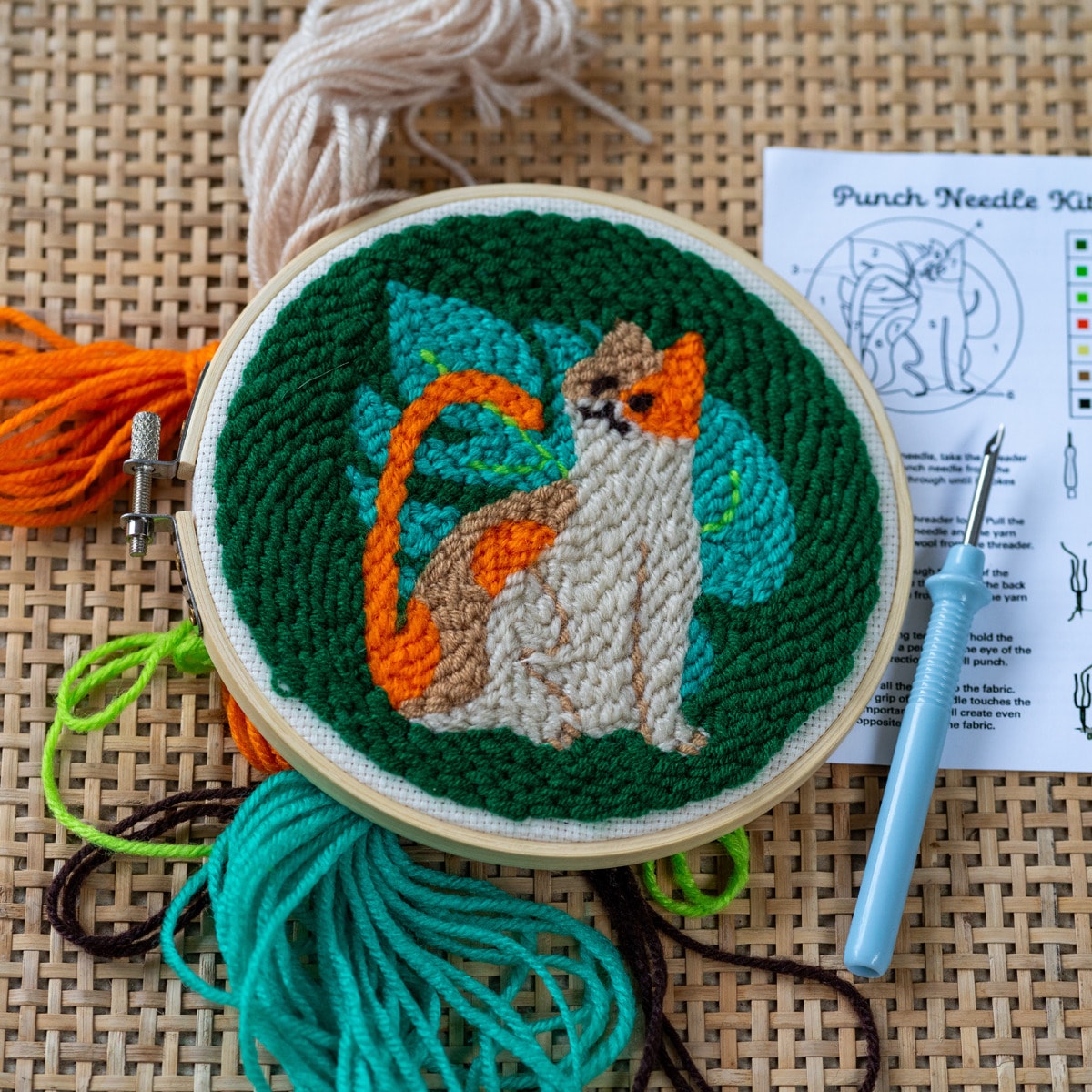 Set de costura punch needle gato de Kikkerland 2