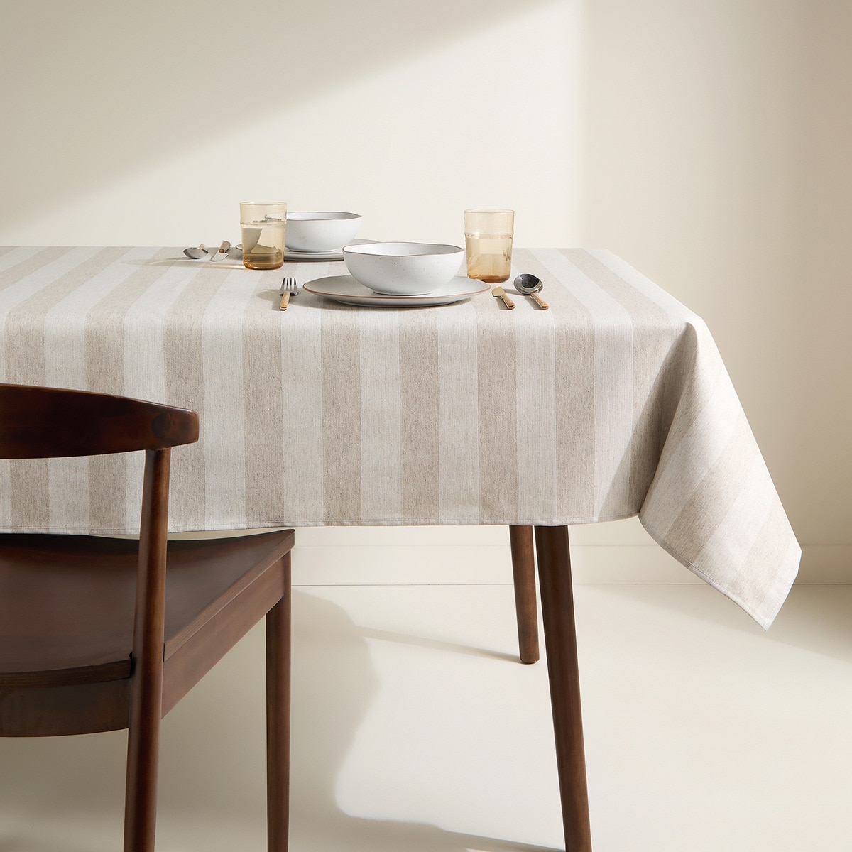 Toalha de Mesa Antimanchas com Risca Larga Resinada Bege-1