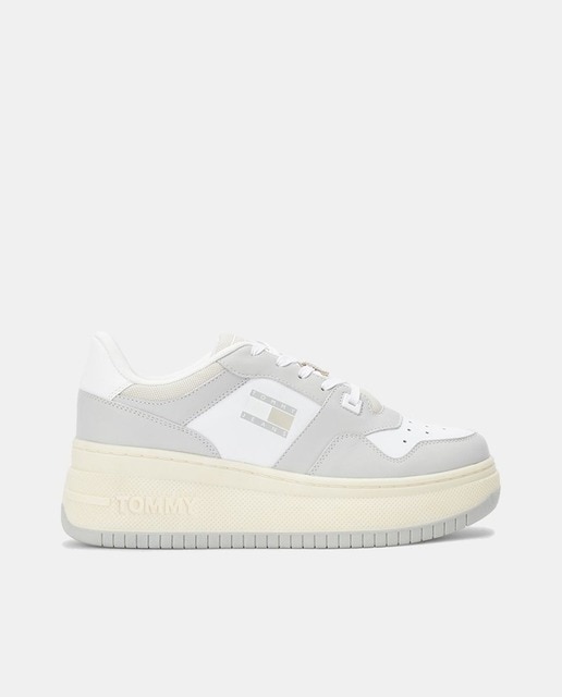 Imagen 0 de Zapatillas de mujer en gris bajas tipo basket con plataforma y detalle de logotipo lateral
