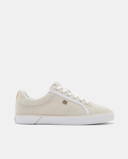 Imagen 0 de Zapatillas de mujer tipo casco bajas con efecto rejilla y detalle de logotipo