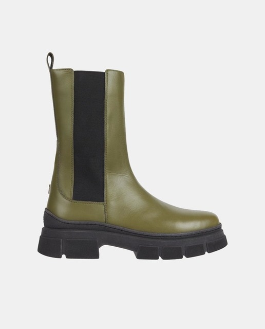 Imagen 0 de Botines de mujer tipo Chelsea con logotipo metálico y suela dentada