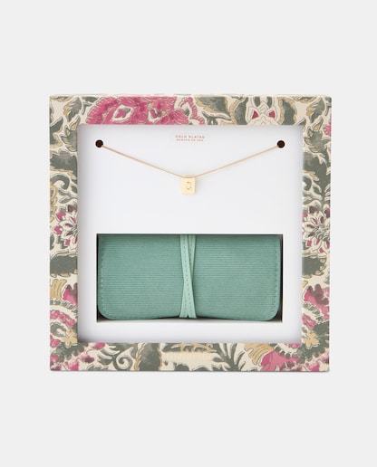 Imagen 0 de Caja de joyero enrollable y colgante de letra C