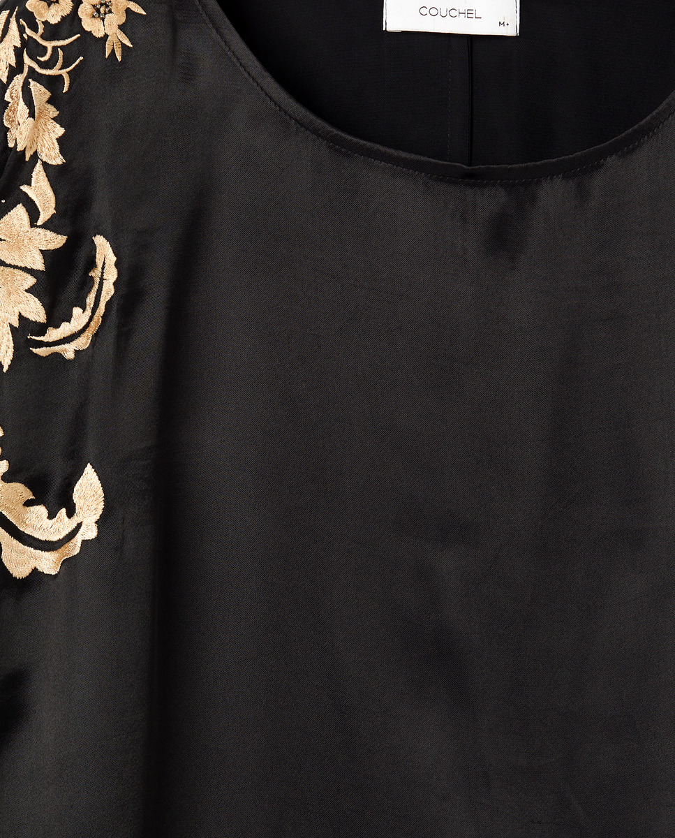 Blusa com Bordado Lateral Preto-5