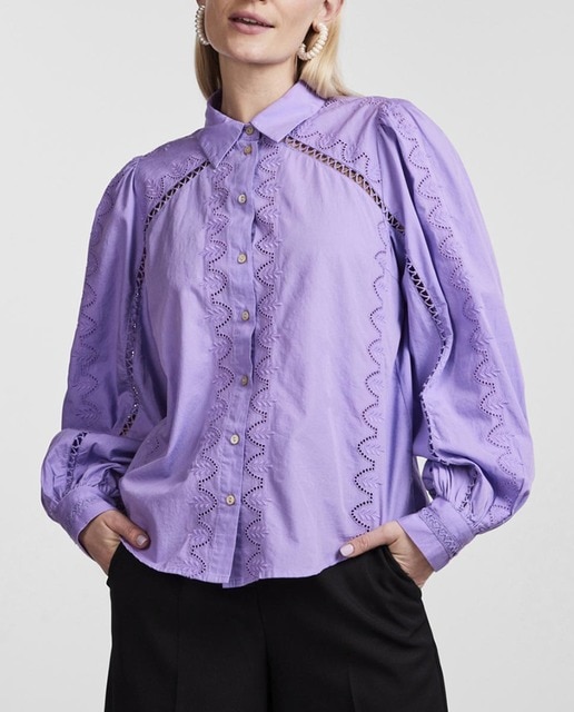 Imagen 0 de Camisa de mujer manga larga troquelada