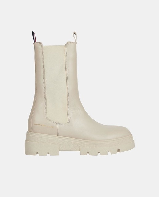 Imagen 0 de Botines de mujer en beige chelsea planos de piel con suela track