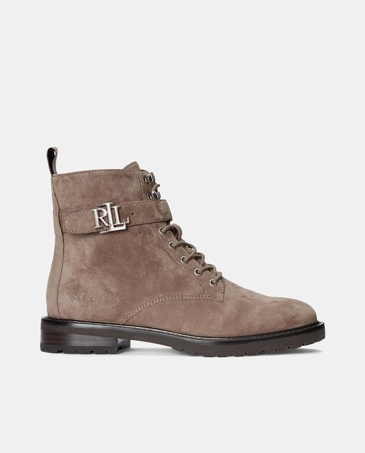 Imagen 0 de Botines de mujer en topo planos tipo militar de ante con correa ajustable con logotipo