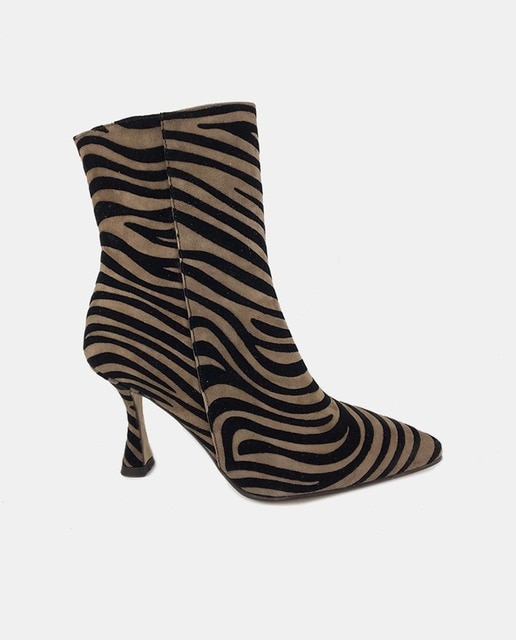 Imagen 0 de Botines de mujer en piel con puntera afilada y tacón embudo