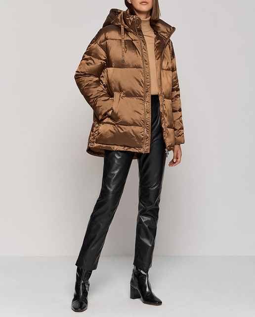 Imagen 0 de Cazadora de mujer acolchada con capucha y aberturas laterales