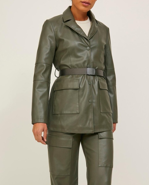 Imagen 0 de Blazer de mujer efecto piel con cinturón