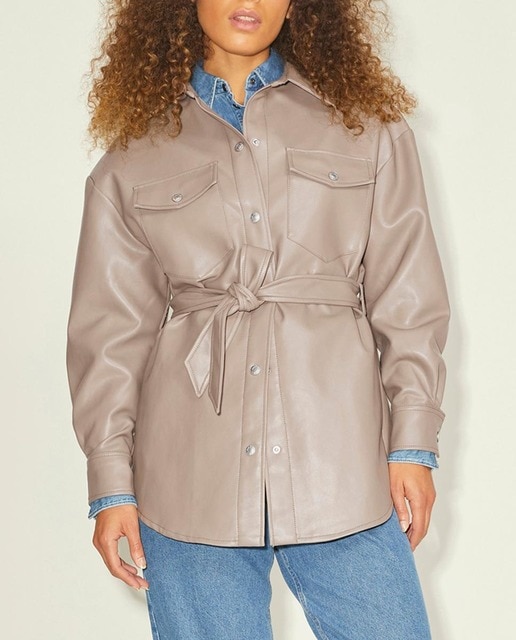 Imagen 0 de Chaqueta de mujer con cinturón y efecto piel