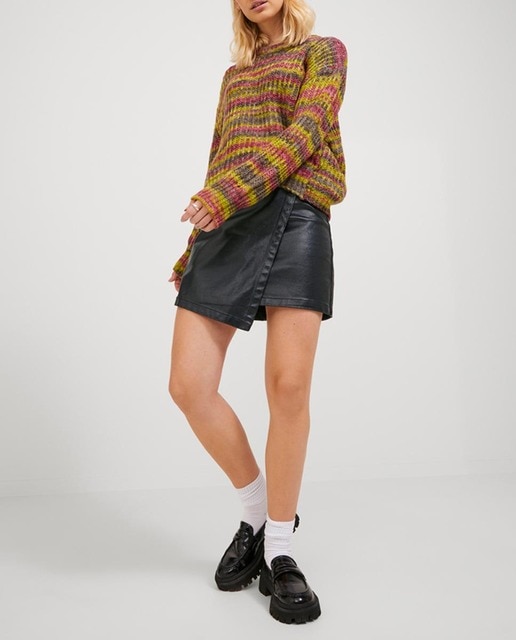 Imagen 0 de Falda corta negra efecto piel