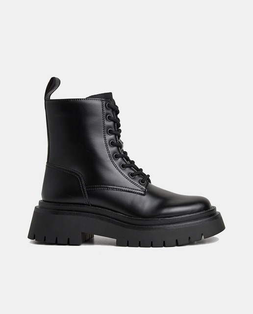 Imagen 0 de Botines Queen Bass de mujer tipo militar con cinta logotipada y suela volumen