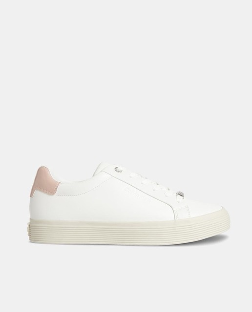 Imagen 0 de Zapatillas de mujer en blanco bajas tipo casco con logotipo lateral y suela en contraste