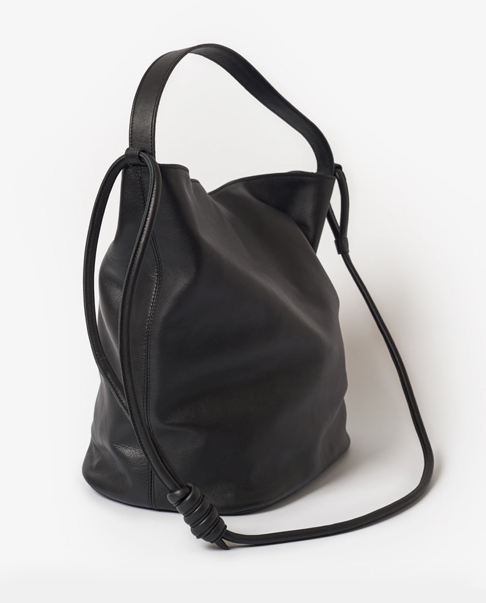 Mala Hobo com Íman, Alça Comprida Adicional e em Pele Preto-2