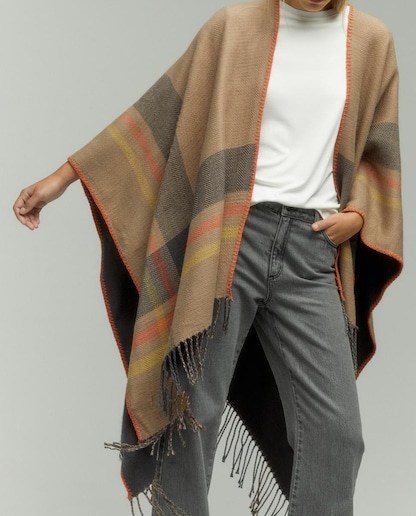 Imagen 0 de Capa de doble cara en beige con rayas