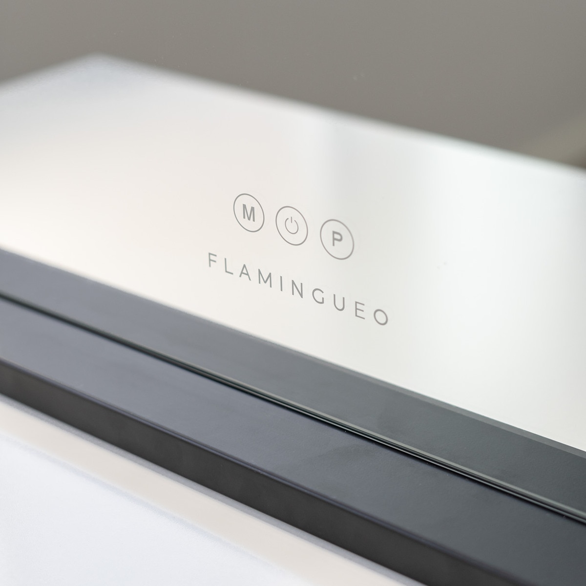 Espelho Flamingueo com base preta e luzes LED ao estilo de Hollywood com 15 lâmpadas e 3 modos de iluminação. 7