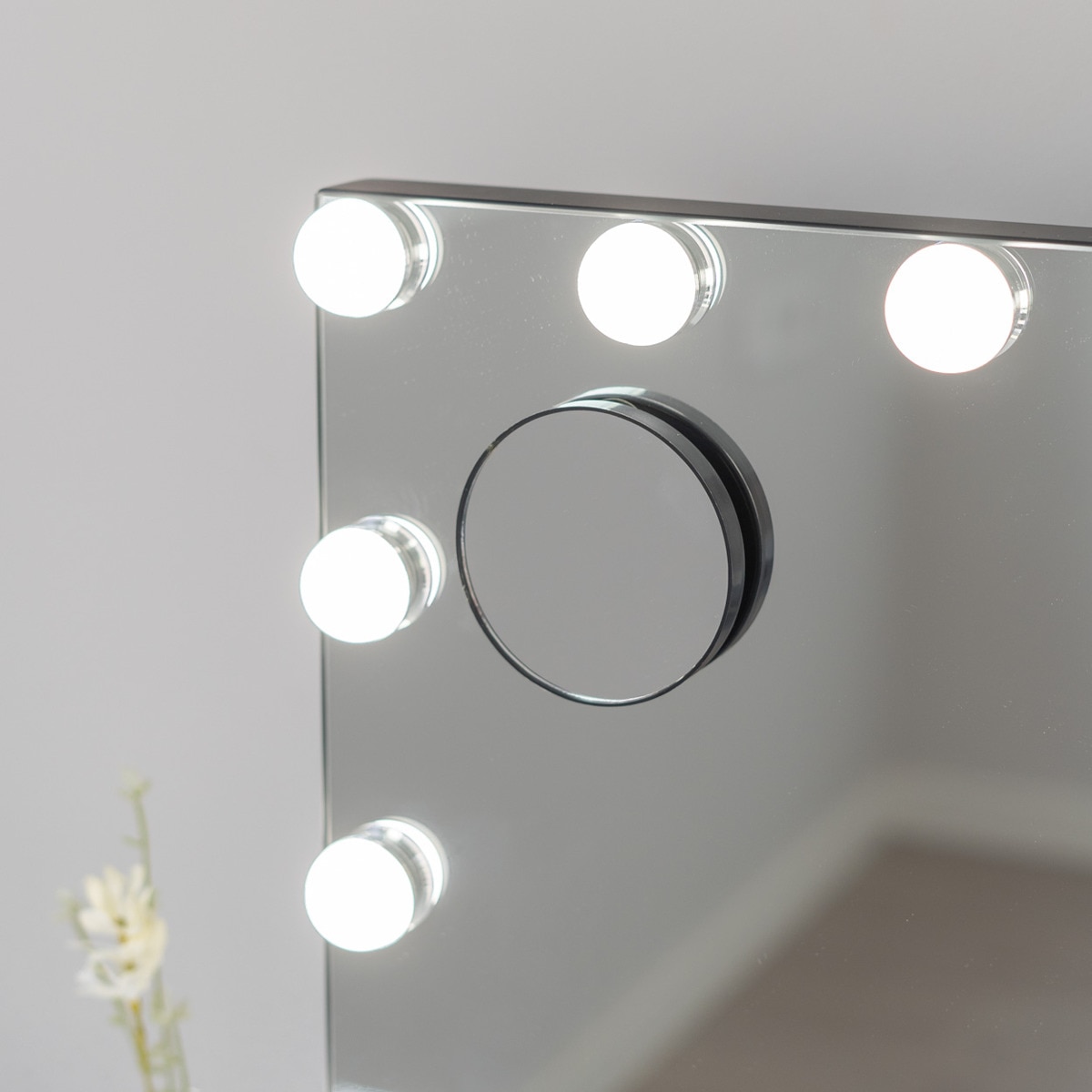 Espelho Flamingueo com base preta e luzes LED ao estilo de Hollywood com 15 lâmpadas e 3 modos de iluminação. 6