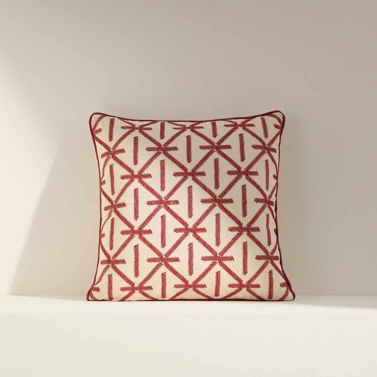 Almofada Decorativa com Bordado Isola Vermelho-1